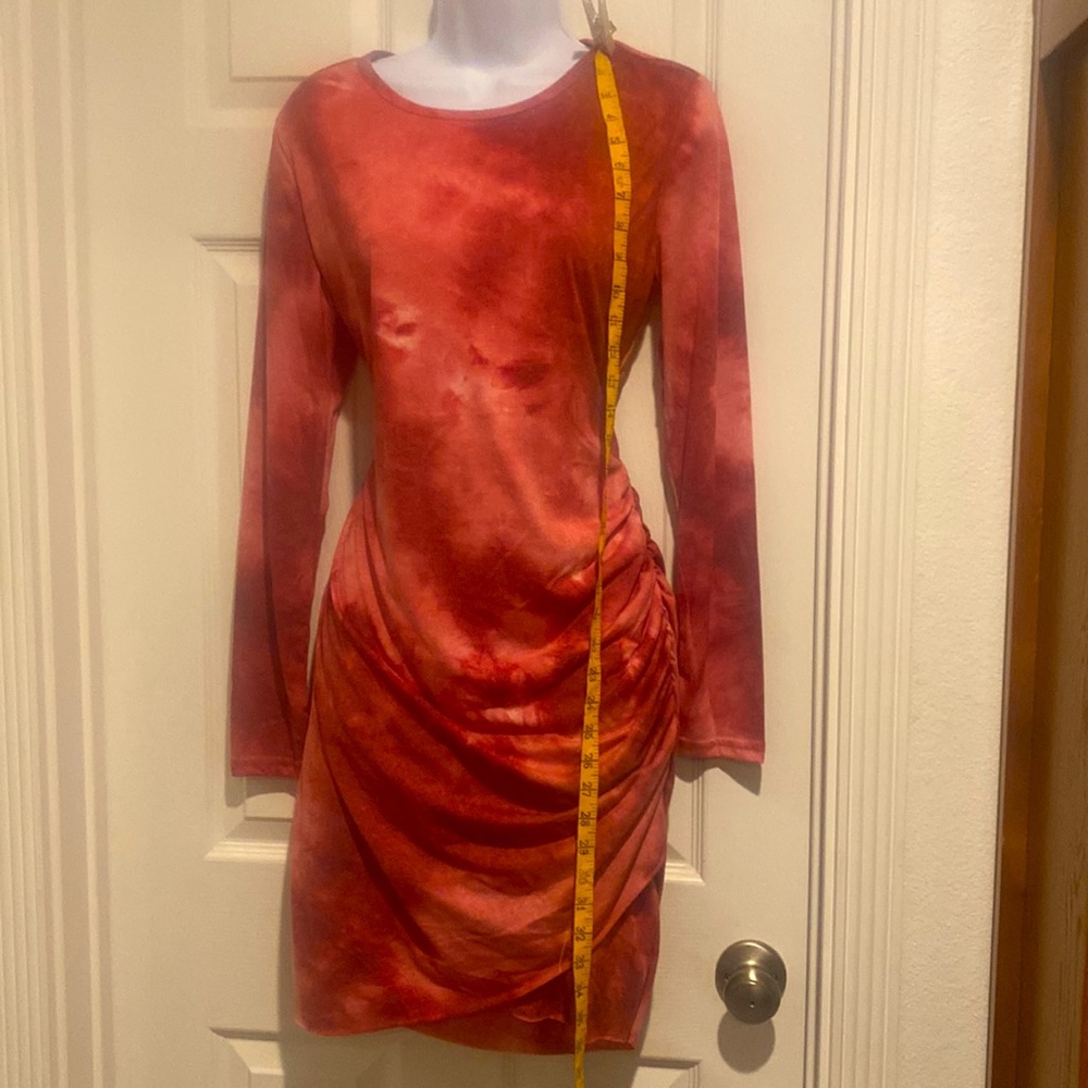 Med reddish tie dyed long sleeve pull on mid above knee dress